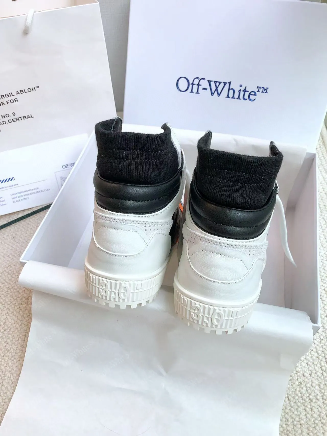 Men's shoes💰620 OFF WHITE ⚡️Couple style⚡️🍓New color🍓 The latest spring model of Gaobang street casual Martin style masterpiece, released the highest quality version on the market 👊 Series original mold opening, original lasting, production technology 1:1 original ➰🔜The best choice for more and more celebrities and Internet celebrities🔸In the classics Changes in the code🔸Innovate in the trend🔸Strive to break away from the shackles of bad street design🔝Although he is not the originator of fashion design, he is definitely a shining dark horse in avant-garde design🐴🆙Do not follow the trend🔅Not universal beauty🔅 Fabric💯First-layer cowhide Lining💯Imported skin-friendly and environmentally friendly polyester mesh Foot pads💯Original molded high-elastic environmentally friendly molding pads Midsole💯Original sleeve lasting process Outsole💯Rubber outsole Packaging💯Official website synchronizes a full set of packaging (brand wrapping paper, brand certificate, brand bag) code number 35-44, 45 customized